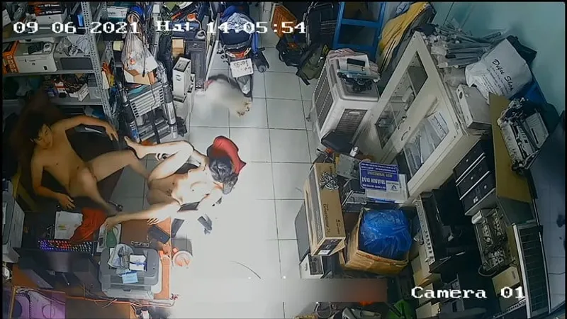 Vợ chồng xxx nhau trong của hàng máy tính