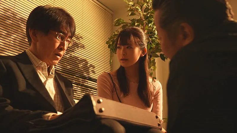 ông chồng vay nợ bọn cho vay nặng lãi, cô vợ phải bán thân để trả nợ