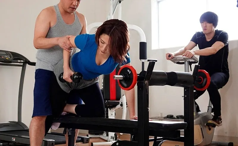 Gã chồng phát hiện vợ yêu địt trộm với huấn luyện viên thể hình