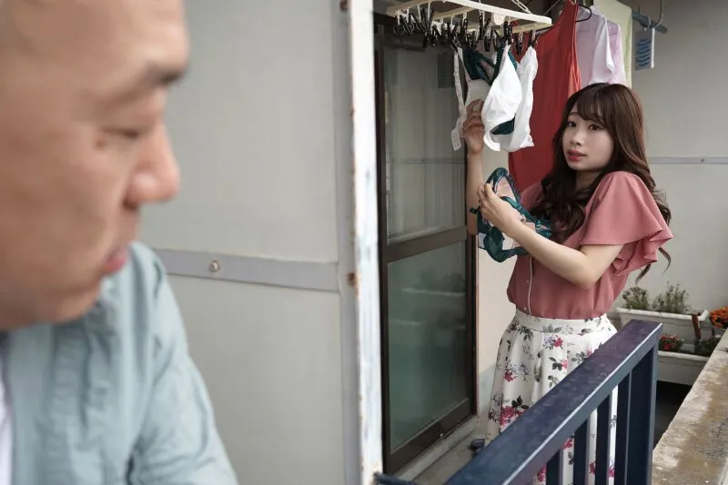 Gã nhà bên chuyên soi mói và cặp người vợ ông chồng thường xuyên rên la quá to