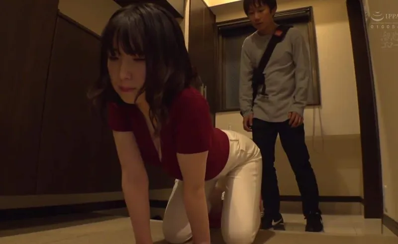 Cô gái nhà kế bên thiếu thốn và cậu sinh viên may mắn cạnh bên