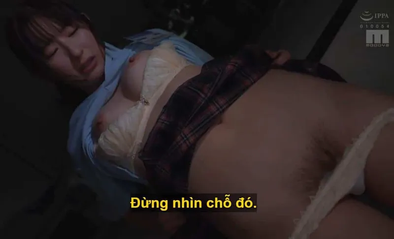 Ông chủ lập mưu "đâm" cô nhân viên kiêu kỳ lười nhác, suốt ngày bận tán gẫu với người yêu.